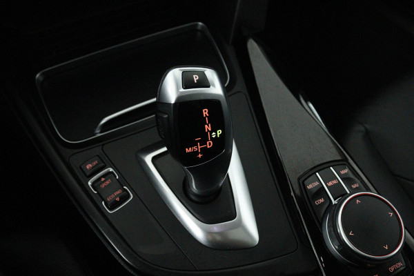BMW 3 Serie 318i Luxury Edition (PANORAMADAK, DIGITALE COCKPIT, STOELVERWARMING, NAVIGATIE, LEER)