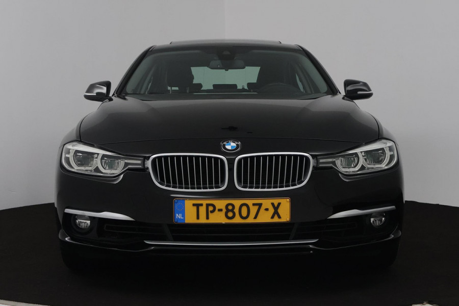 BMW 3 Serie 318i Luxury Edition (PANORAMADAK, DIGITALE COCKPIT, STOELVERWARMING, NAVIGATIE, LEER)