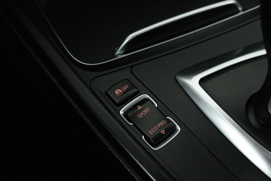 BMW 3 Serie 318i Luxury Edition (PANORAMADAK, DIGITALE COCKPIT, STOELVERWARMING, NAVIGATIE, LEER)
