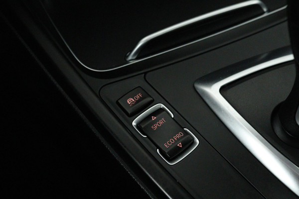 BMW 3 Serie 318i Luxury Edition (PANORAMADAK, DIGITALE COCKPIT, STOELVERWARMING, NAVIGATIE, LEER)