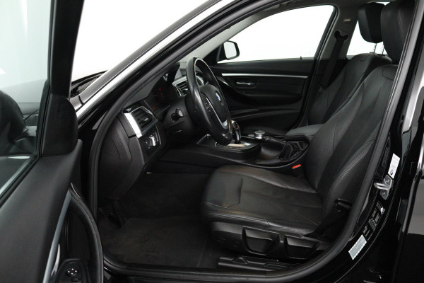 BMW 3 Serie 318i Luxury Edition (PANORAMADAK, DIGITALE COCKPIT, STOELVERWARMING, NAVIGATIE, LEER)