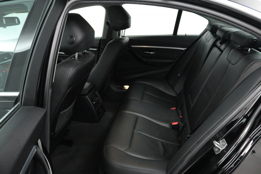 BMW 3 Serie 318i Luxury Edition (PANORAMADAK, DIGITALE COCKPIT, STOELVERWARMING, NAVIGATIE, LEER)