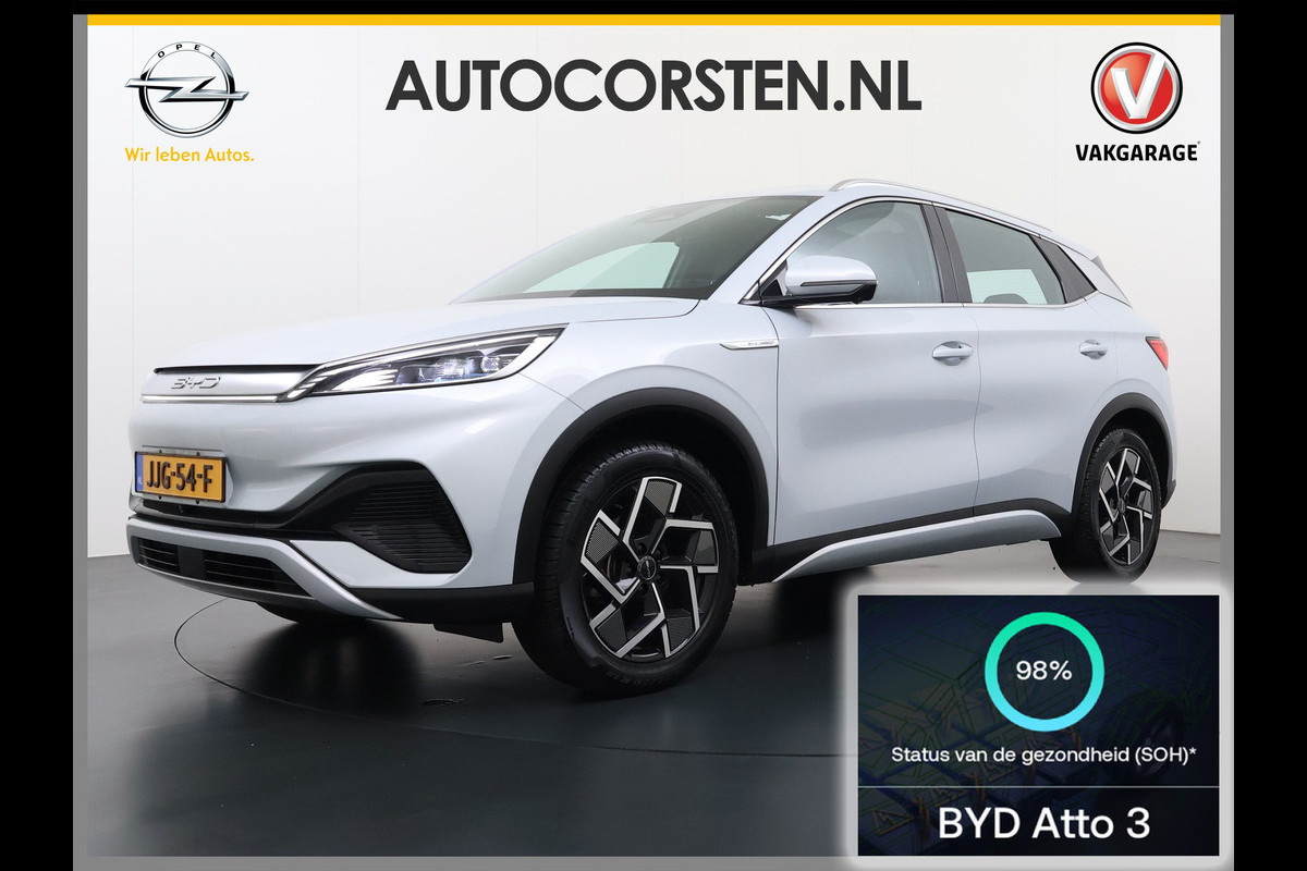 BYD ATTO 3 60kWh Design SOH 98% Pano-dak Leer+Elektr.Verst. Warmtepomp Adaptieve Cruise 360°Camera Apple Carplay Android Auto Elektr.Achter Verkeersbord detectie WiFi DAB Led Rijstrooksensor Keyless Smartphone Entry Fabrieksgarantie tot 20-12-2028/150.000km Garantie op de LFP Accu tot 12-12-2030/200.000km €44.000,- Nieuw!