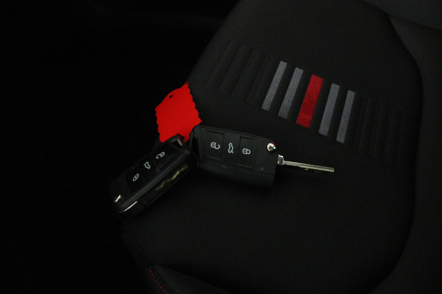 Seat Ibiza 1.0 TSI FR Business Intense (PANORAMADAK, CRUISE ADAPTIEF, ACHTERUITRIJCAMERA, CARPLAY NAVIGATIE, PARKEERSENSOREN) Seat Ibiza 1.0 TSI FR Business Intense (PANORAMADAK, CRUISE ADAPTIEF, ACHTERUITRIJCAMERA, CARPLAY NAVIGATIE, PARKEERSENSOREN)