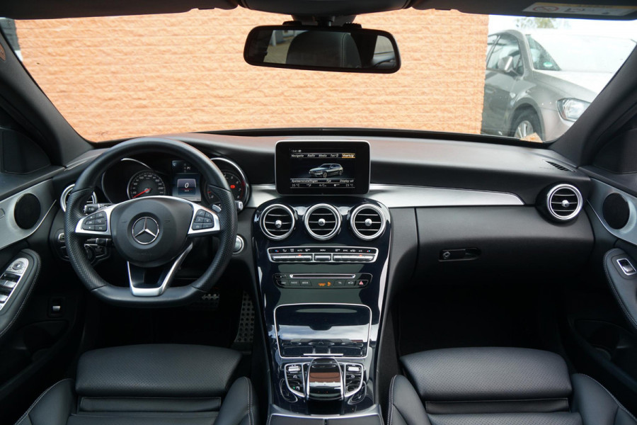 Mercedes-Benz C-Klasse Estate 180 AMG Sport Edition *INCL BTW* + PANODAK / BI-XENON / 19'' LMV / STOELVERWARMING Mercedes-Benz C-Klasse Estate 180 AMG Sport Edition *INCL BTW* + PANODAK / BI-XENON / 19'' LMV / STOELVERWARMING
