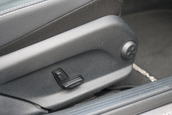 Mercedes-Benz C-Klasse Estate 180 AMG Sport Edition *INCL BTW* + PANODAK / BI-XENON / 19'' LMV / STOELVERWARMING Mercedes-Benz C-Klasse Estate 180 AMG Sport Edition *INCL BTW* + PANODAK / BI-XENON / 19'' LMV / STOELVERWARMING