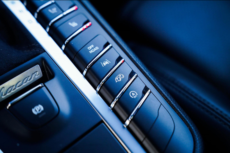 Porsche Macan 2.0 | Suede stuurwiel | Pano | Stuurwiel verwarming | Bose | Luchtvering | Dealer onderhouden |