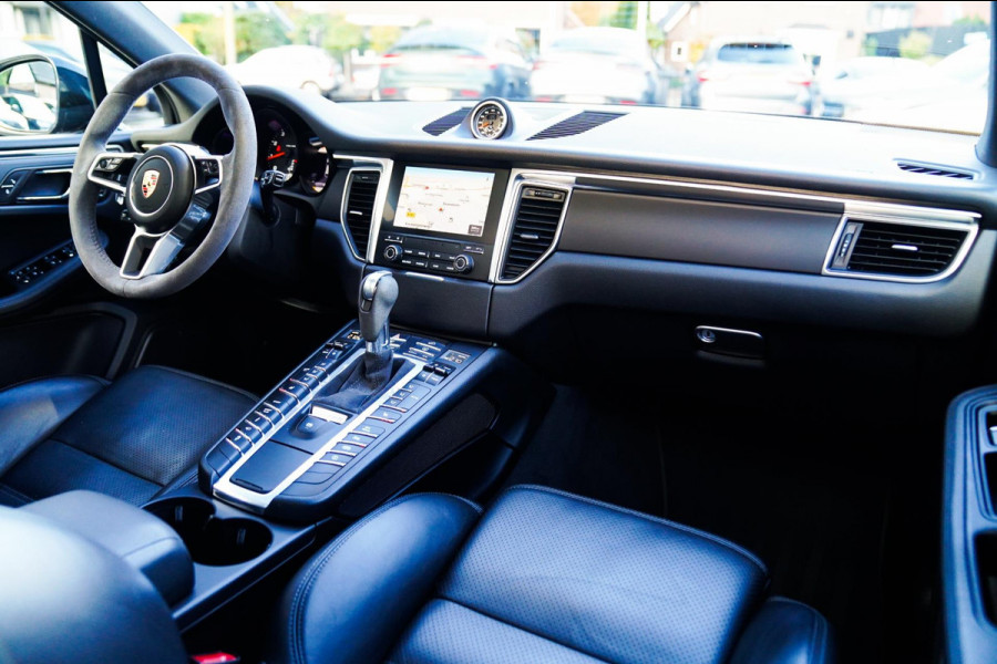 Porsche Macan 2.0 | Suede stuurwiel | Pano | Stuurwiel verwarming | Bose | Luchtvering | Dealer onderhouden |