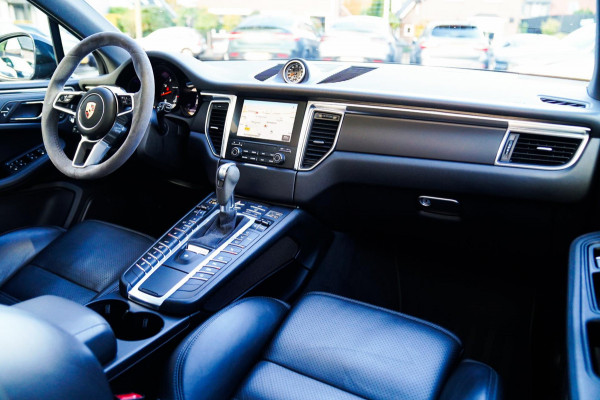 Porsche Macan 2.0 | Suede stuurwiel | Pano | Stuurwiel verwarming | Bose | Luchtvering | Dealer onderhouden |