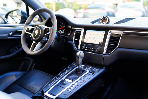 Porsche Macan 2.0 | Suede stuurwiel | Pano | Stuurwiel verwarming | Bose | Luchtvering | Dealer onderhouden |