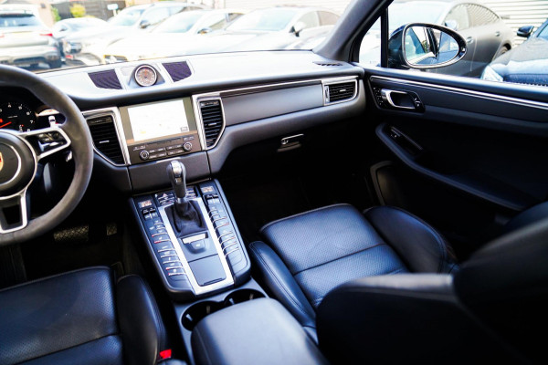 Porsche Macan 2.0 | Suede stuurwiel | Pano | Stuurwiel verwarming | Bose | Luchtvering | Dealer onderhouden |