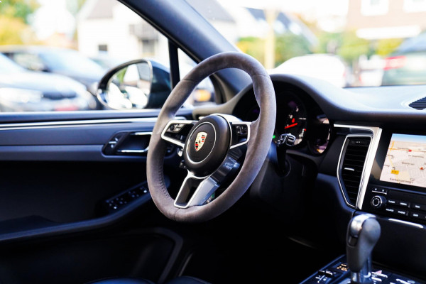 Porsche Macan 2.0 | Suede stuurwiel | Pano | Stuurwiel verwarming | Bose | Luchtvering | Dealer onderhouden |