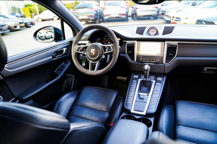 Porsche Macan 2.0 | Suede stuurwiel | Pano | Stuurwiel verwarming | Bose | Luchtvering | Dealer onderhouden |