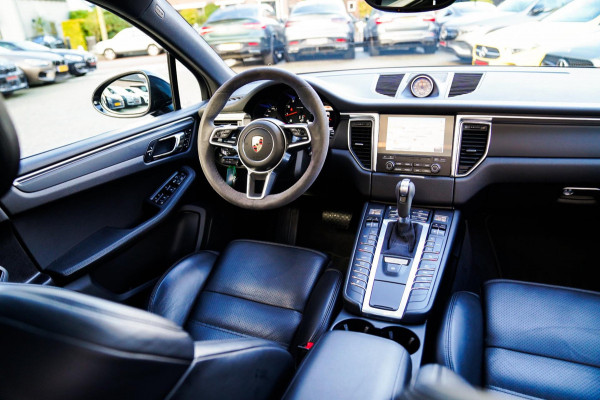 Porsche Macan 2.0 | Suede stuurwiel | Pano | Stuurwiel verwarming | Bose | Luchtvering | Dealer onderhouden |