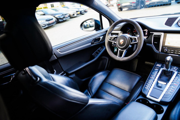 Porsche Macan 2.0 | Suede stuurwiel | Pano | Stuurwiel verwarming | Bose | Luchtvering | Dealer onderhouden |