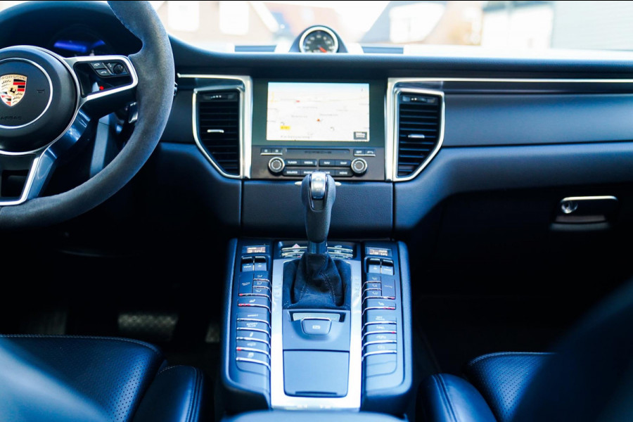 Porsche Macan 2.0 | Suede stuurwiel | Pano | Stuurwiel verwarming | Bose | Luchtvering | Dealer onderhouden |