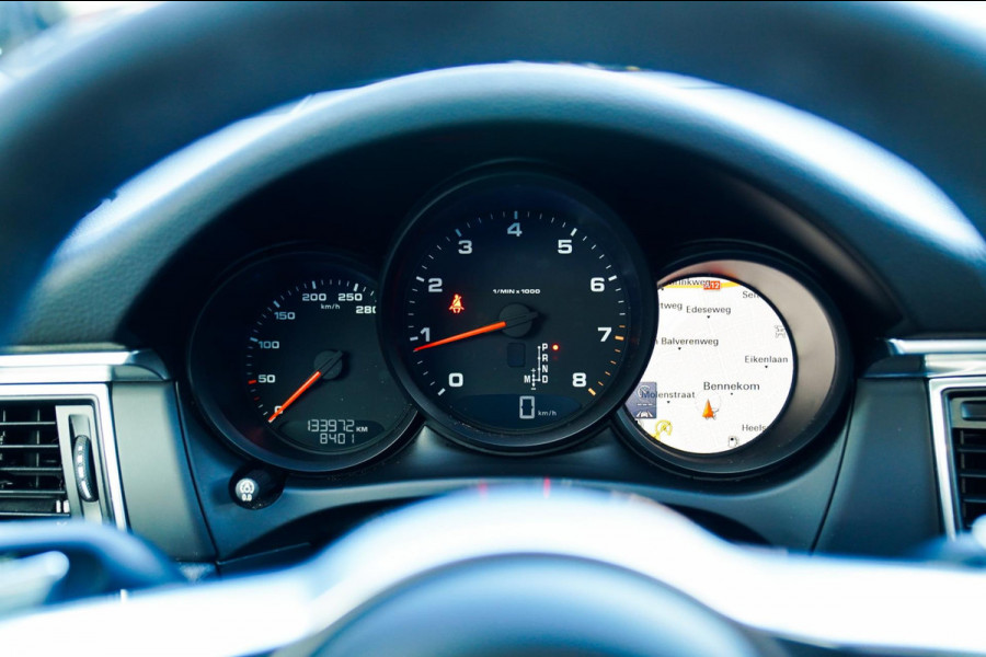 Porsche Macan 2.0 | Suede stuurwiel | Pano | Stuurwiel verwarming | Bose | Luchtvering | Dealer onderhouden |