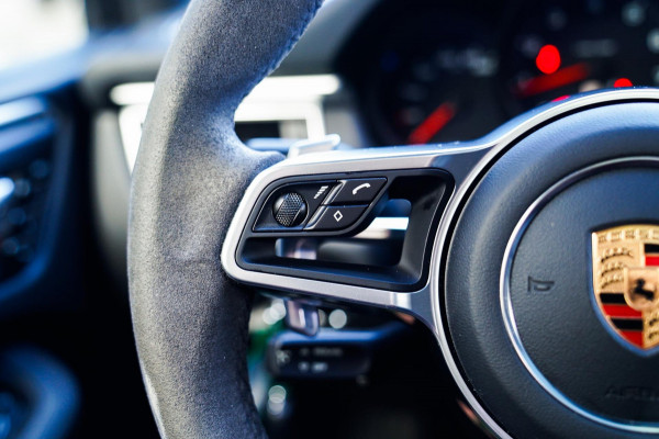 Porsche Macan 2.0 | Suede stuurwiel | Pano | Stuurwiel verwarming | Bose | Luchtvering | Dealer onderhouden |