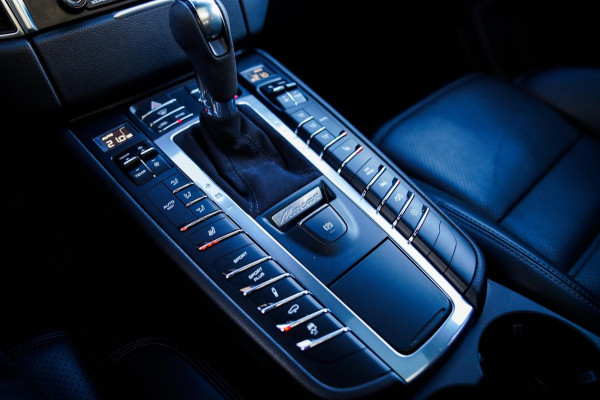 Porsche Macan 2.0 | Suede stuurwiel | Pano | Stuurwiel verwarming | Bose | Luchtvering | Dealer onderhouden |