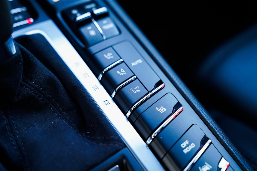 Porsche Macan 2.0 | Suede stuurwiel | Pano | Stuurwiel verwarming | Bose | Luchtvering | Dealer onderhouden |
