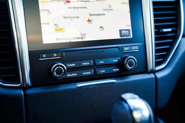 Porsche Macan 2.0 | Suede stuurwiel | Pano | Stuurwiel verwarming | Bose | Luchtvering | Dealer onderhouden |