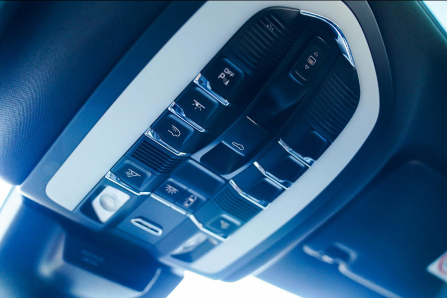 Porsche Macan 2.0 | Suede stuurwiel | Pano | Stuurwiel verwarming | Bose | Luchtvering | Dealer onderhouden |