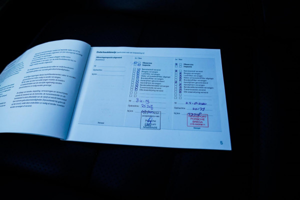 Porsche Macan 2.0 | Suede stuurwiel | Pano | Stuurwiel verwarming | Bose | Luchtvering | Dealer onderhouden |