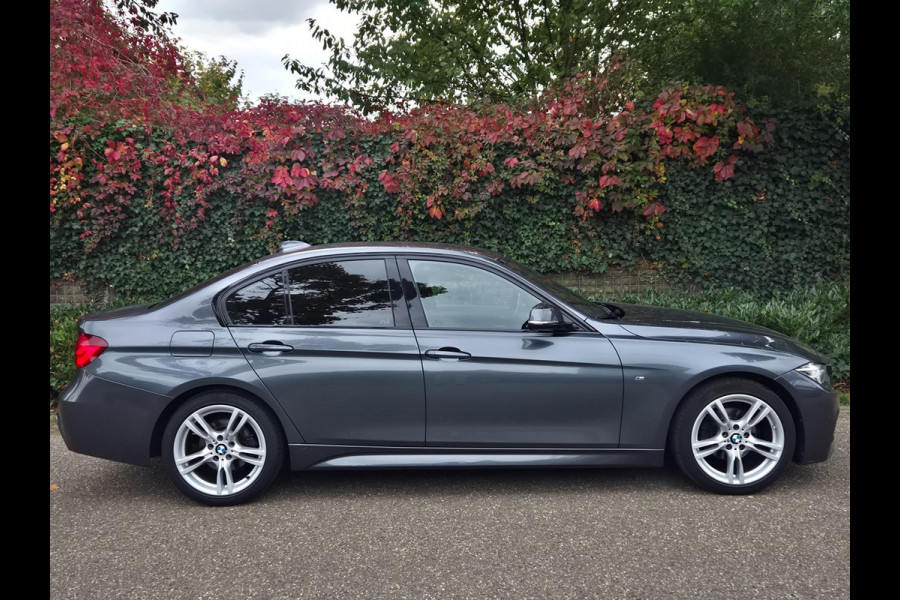 BMW 3-serie M Sport Shadow Executive Edition Apple CarPlay Alcantara LED NAP NL Rijklaar - Garantie inbegrepen!
