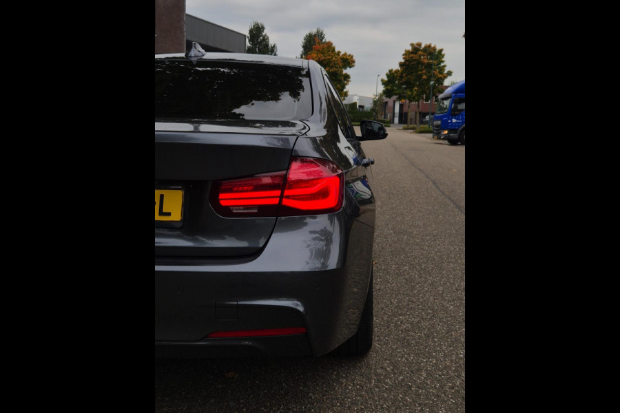 BMW 3-serie M Sport Shadow Executive Edition Apple CarPlay Alcantara LED NAP NL Rijklaar - Garantie inbegrepen!