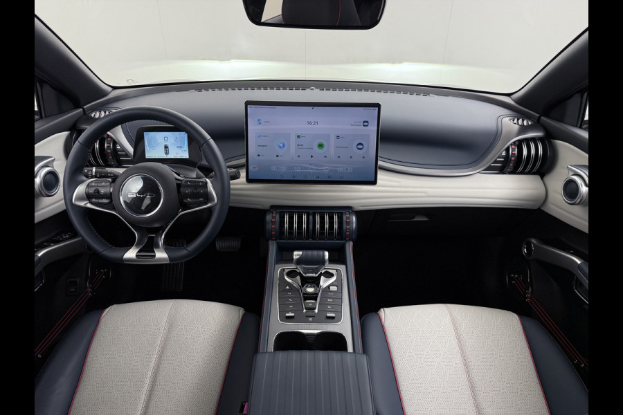 BYD ATTO 3 ACCU 60kWh Design Pano-dak Leer+Elektr.Verst. Warmtepomp Adaptieve Cruise 360°Camera Apple Carplay Android Auto Elektr.Achterklep Des Verkeersbord detectie WiFi DAB Led Rijstrooksensor Keyless Smartphone Entry Fabrieksgarantie tot 14-12-2030/150.000km Garantie op de LFP Accu tot 14-12-2030/200.000km €44.000,- Nieuw!