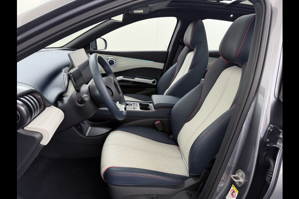 BYD ATTO 3 ACCU 60kWh Design Pano-dak Leer+Elektr.Verst. Warmtepomp Adaptieve Cruise 360°Camera Apple Carplay Android Auto Elektr.Achterklep Des Verkeersbord detectie WiFi DAB Led Rijstrooksensor Keyless Smartphone Entry Fabrieksgarantie tot 14-12-2030/150.000km Garantie op de LFP Accu tot 14-12-2030/200.000km €44.000,- Nieuw!