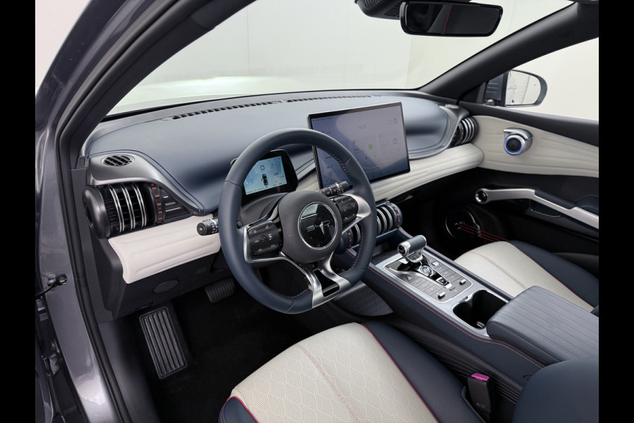 BYD ATTO 3 ACCU 60kWh Design Pano-dak Leer+Elektr.Verst. Warmtepomp Adaptieve Cruise 360°Camera Apple Carplay Android Auto Elektr.Achterklep Des Verkeersbord detectie WiFi DAB Led Rijstrooksensor Keyless Smartphone Entry Fabrieksgarantie tot 14-12-2030/150.000km Garantie op de LFP Accu tot 14-12-2030/200.000km €44.000,- Nieuw!