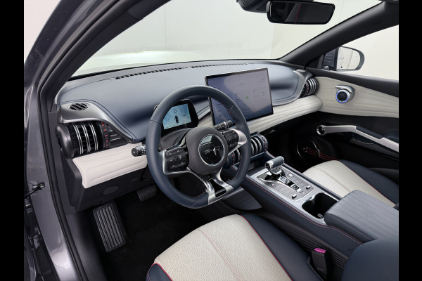 BYD ATTO 3 ACCU 60kWh Design Pano-dak Leer+Elektr.Verst. Warmtepomp Adaptieve Cruise 360°Camera Apple Carplay Android Auto Elektr.Achterklep Des Verkeersbord detectie WiFi DAB Led Rijstrooksensor Keyless Smartphone Entry Fabrieksgarantie tot 14-12-2030/150.000km Garantie op de LFP Accu tot 14-12-2030/200.000km €44.000,- Nieuw!