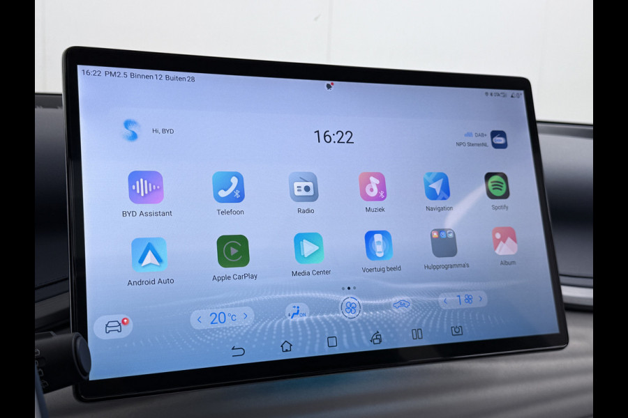 BYD ATTO 3 ACCU 60kWh Design Pano-dak Leer+Elektr.Verst. Warmtepomp Adaptieve Cruise 360°Camera Apple Carplay Android Auto Elektr.Achterklep Des Verkeersbord detectie WiFi DAB Led Rijstrooksensor Keyless Smartphone Entry Fabrieksgarantie tot 14-12-2030/150.000km Garantie op de LFP Accu tot 14-12-2030/200.000km €44.000,- Nieuw!