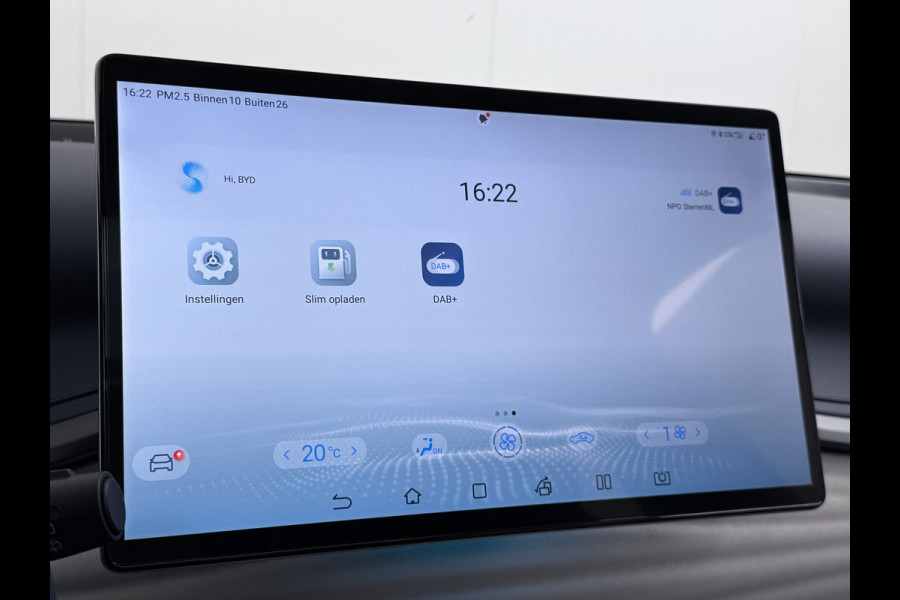 BYD ATTO 3 ACCU 60kWh Design Pano-dak Leer+Elektr.Verst. Warmtepomp Adaptieve Cruise 360°Camera Apple Carplay Android Auto Elektr.Achterklep Des Verkeersbord detectie WiFi DAB Led Rijstrooksensor Keyless Smartphone Entry Fabrieksgarantie tot 14-12-2030/150.000km Garantie op de LFP Accu tot 14-12-2030/200.000km €44.000,- Nieuw!