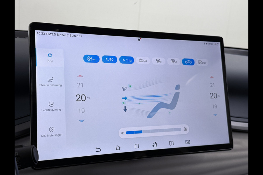 BYD ATTO 3 ACCU 60kWh Design Pano-dak Leer+Elektr.Verst. Warmtepomp Adaptieve Cruise 360°Camera Apple Carplay Android Auto Elektr.Achterklep Des Verkeersbord detectie WiFi DAB Led Rijstrooksensor Keyless Smartphone Entry Fabrieksgarantie tot 14-12-2030/150.000km Garantie op de LFP Accu tot 14-12-2030/200.000km €44.000,- Nieuw!