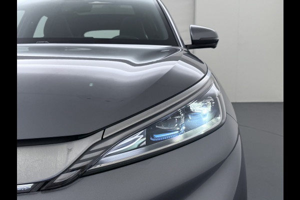 BYD ATTO 3 ACCU 60kWh Design Pano-dak Leer+Elektr.Verst. Warmtepomp Adaptieve Cruise 360°Camera Apple Carplay Android Auto Elektr.Achterklep Des Verkeersbord detectie WiFi DAB Led Rijstrooksensor Keyless Smartphone Entry Fabrieksgarantie tot 14-12-2030/150.000km Garantie op de LFP Accu tot 14-12-2030/200.000km €44.000,- Nieuw!