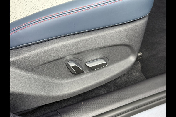BYD ATTO 3 ACCU 60kWh Design Pano-dak Leer+Elektr.Verst. Warmtepomp Adaptieve Cruise 360°Camera Apple Carplay Android Auto Elektr.Achterklep Des Verkeersbord detectie WiFi DAB Led Rijstrooksensor Keyless Smartphone Entry Fabrieksgarantie tot 14-12-2030/150.000km Garantie op de LFP Accu tot 14-12-2030/200.000km €44.000,- Nieuw!