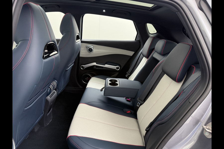 BYD ATTO 3 ACCU 60kWh Design Pano-dak Leer+Elektr.Verst. Warmtepomp Adaptieve Cruise 360°Camera Apple Carplay Android Auto Elektr.Achterklep Des Verkeersbord detectie WiFi DAB Led Rijstrooksensor Keyless Smartphone Entry Fabrieksgarantie tot 14-12-2030/150.000km Garantie op de LFP Accu tot 14-12-2030/200.000km €44.000,- Nieuw!