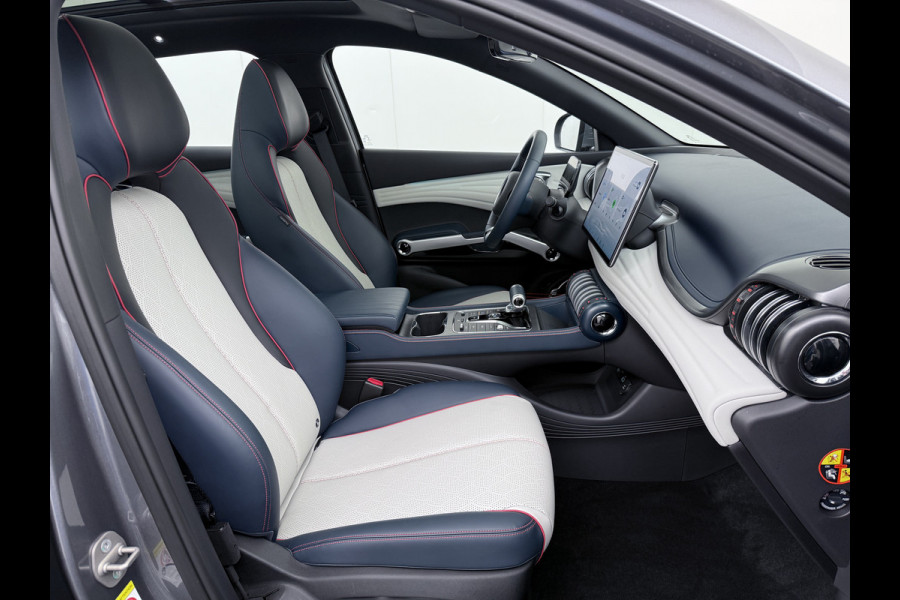 BYD ATTO 3 ACCU 60kWh Design Pano-dak Leer+Elektr.Verst. Warmtepomp Adaptieve Cruise 360°Camera Apple Carplay Android Auto Elektr.Achterklep Des Verkeersbord detectie WiFi DAB Led Rijstrooksensor Keyless Smartphone Entry Fabrieksgarantie tot 14-12-2030/150.000km Garantie op de LFP Accu tot 14-12-2030/200.000km €44.000,- Nieuw!