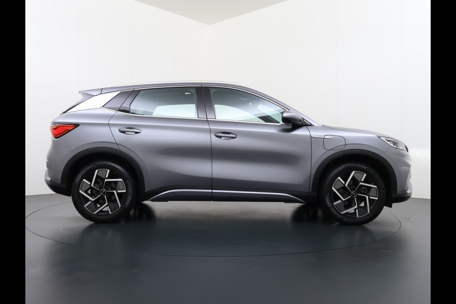 BYD ATTO 3 ACCU 60kWh Design Pano-dak Leer+Elektr.Verst. Warmtepomp Adaptieve Cruise 360°Camera Apple Carplay Android Auto Elektr.Achterklep Des Verkeersbord detectie WiFi DAB Led Rijstrooksensor Keyless Smartphone Entry Fabrieksgarantie tot 14-12-2030/150.000km Garantie op de LFP Accu tot 14-12-2030/200.000km €44.000,- Nieuw!