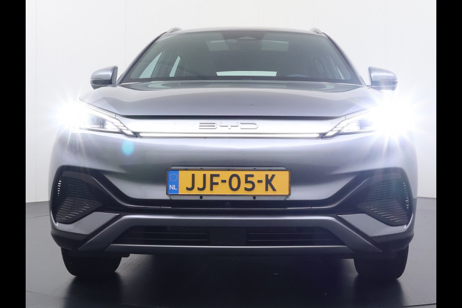 BYD ATTO 3 ACCU 60kWh Design Pano-dak Leer+Elektr.Verst. Warmtepomp Adaptieve Cruise 360°Camera Apple Carplay Android Auto Elektr.Achterklep Des Verkeersbord detectie WiFi DAB Led Rijstrooksensor Keyless Smartphone Entry Fabrieksgarantie tot 14-12-2030/150.000km Garantie op de LFP Accu tot 14-12-2030/200.000km €44.000,- Nieuw!