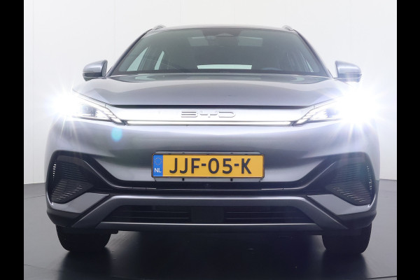 BYD ATTO 3 ACCU 60kWh Design Pano-dak Leer+Elektr.Verst. Warmtepomp Adaptieve Cruise 360°Camera Apple Carplay Android Auto Elektr.Achterklep Des Verkeersbord detectie WiFi DAB Led Rijstrooksensor Keyless Smartphone Entry Fabrieksgarantie tot 14-12-2030/150.000km Garantie op de LFP Accu tot 14-12-2030/200.000km €44.000,- Nieuw!