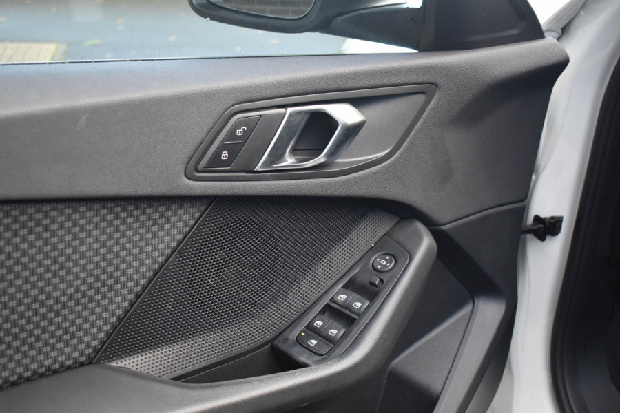 BMW 1-serie 118i Executive Edition | Navi Prof. | Carplay | Virtual Cockpit | DAB | PDC