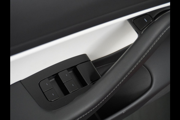 Tesla Model 3 RWD+ 60kWh 325PK LFP Licht Interieur 19"Lmv FSD-3 Comp. AutoPilot Leder PanoDak Adaptive-Cruise Lmv Camera's Elektr.-Stuur+Stoel Navi LED Comfortstoelen ACC DAB Keyless en Voorverwarmen interieur via App One-Pedal-Drive In zeer nette staat! Origineel Nederlandse auto tot 11kw laden thuis! Garantie Accu tot 30-6-2029 max 160.000km Tesla Model 3 RWD+ 60kWh 325PK LFP Licht Interieur 19"Lmv FSD-3 Comp. AutoPilot Leder PanoDak Adaptive-Cruise Lmv Camera's Elektr.-Stuur+Stoel Navi LED Comfortstoelen ACC DAB Keyless en Voorverwarmen interieur via App One-Pedal-Drive In zeer nette staat! Origineel Nederlandse auto tot 11kw laden thuis! Garantie Accu tot 30-6-2029 max 160.000km