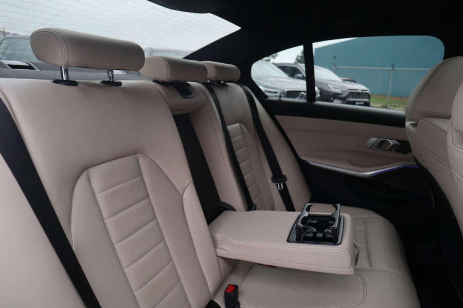 BMW 3-serie 330i M-Sport Panorama / Harman Kardon / Laser / Leder / M Performance /