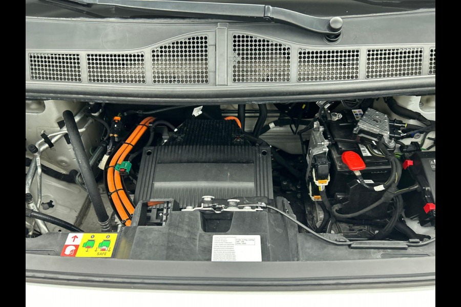 Peugeot e-Expert Standard Premium 75 kWh Airco Navi App Connect Cruise Control Lane Assist Side Assist 314km Actieradius 75 kWh Accu Peugeot e-Expert Standard Premium 75 kWh Airco Navi App Connect Cruise Control Lane Assist Side Assist 314km Actieradius 75 kWh Accu