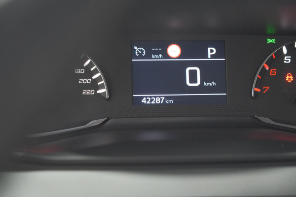 Peugeot 2008 PureTech 130 EAT8 Allure | Trekhaak | Camera | Navigatie | Apple Carplay Peugeot 2008 PureTech 130 EAT8 Allure | Trekhaak | Camera | Navigatie | Apple Carplay