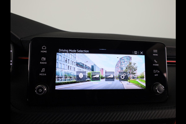 Škoda SCALA Monte Carlo 1.0 TSI 115 pk 7 versn. DSG | Private lease vanaf 619,-- | Panoramadak | Winter pakket | Parkeercamera