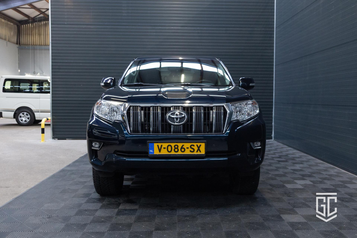 Toyota Land Cruiser 2.8 D-4D-F Challenger Window Van Toyota Land Cruiser 2.8 D-4D-F Challenger Window Van